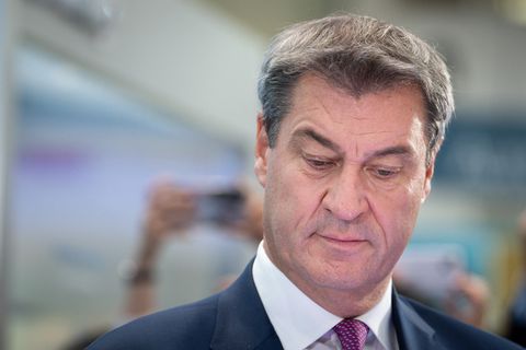 Markus Söder blickt auf den Boden.