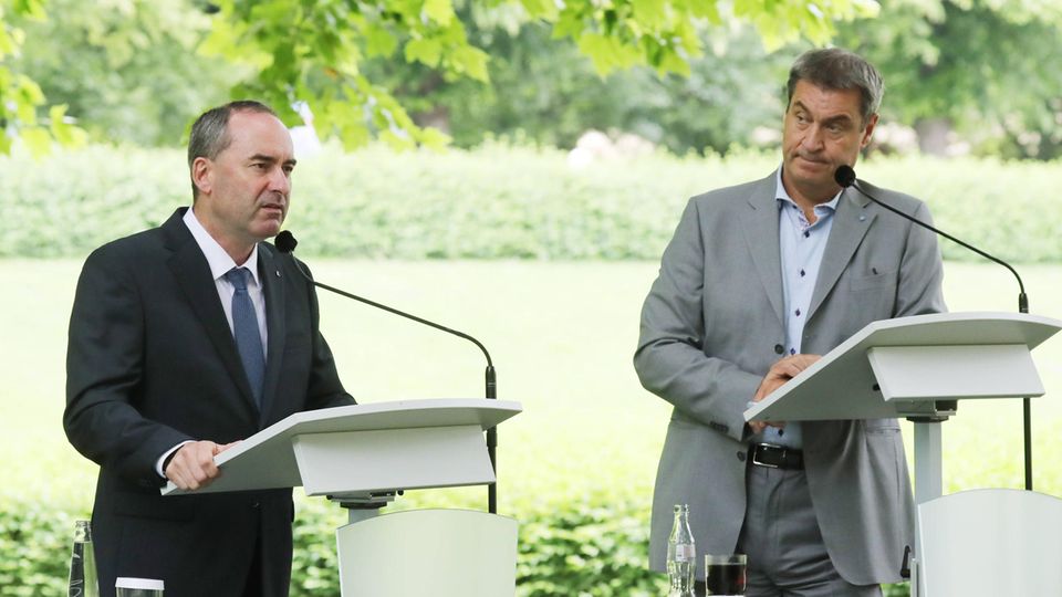 Bayern und Hessen: Freie-Wähler-Chef Hubert Aiwanger und Söder: Für den Ministerpräsidenten könnte es gefährlich werden. Freie-Wähler-Chef Hubert Aiwanger und Söder: Für den Ministerpräsidenten könnte es gefährlich werden.