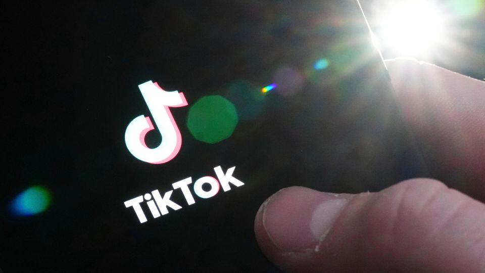 Das TikTok-Logo ist auf einem Mobiltelefon zu sehen