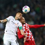 Julian Weigl von Borussia Mönchengladbach im Zweikampf mit dem Mainzer Ludovic Ajorque