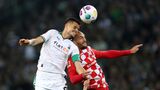 Julian Weigl von Borussia Mönchengladbach im Zweikampf mit dem Mainzer Ludovic Ajorque