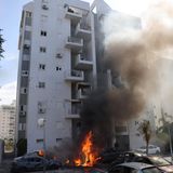 Autos brennen in der Stadt Aschkelon in Israel