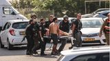 Mitglieder der israelischen Sicherheitskräfte tragen nach einem Raketenangriff aus dem Gazastreifen in Aschkelon einen Verletzten auf einer Trage