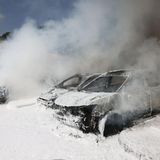 Ausgebrannte Autowracks in Aschkelon in Israel