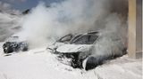 Ausgebrannte Autowracks in Aschkelon in Israel