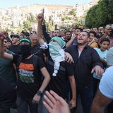 Menschen feiern und demonstrieren