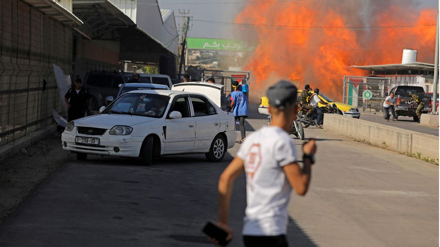 Menschen am Grenzübergang Erez zwischen Israel und Gaza