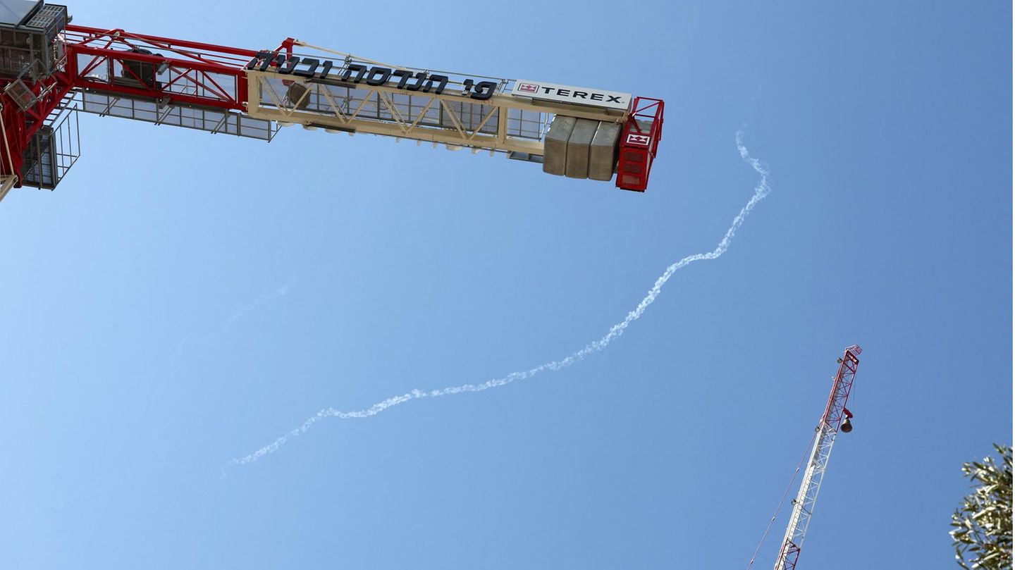 Eine Rauchschwade im blauen Himmel