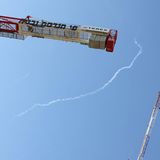 Eine Rauchschwade im blauen Himmel