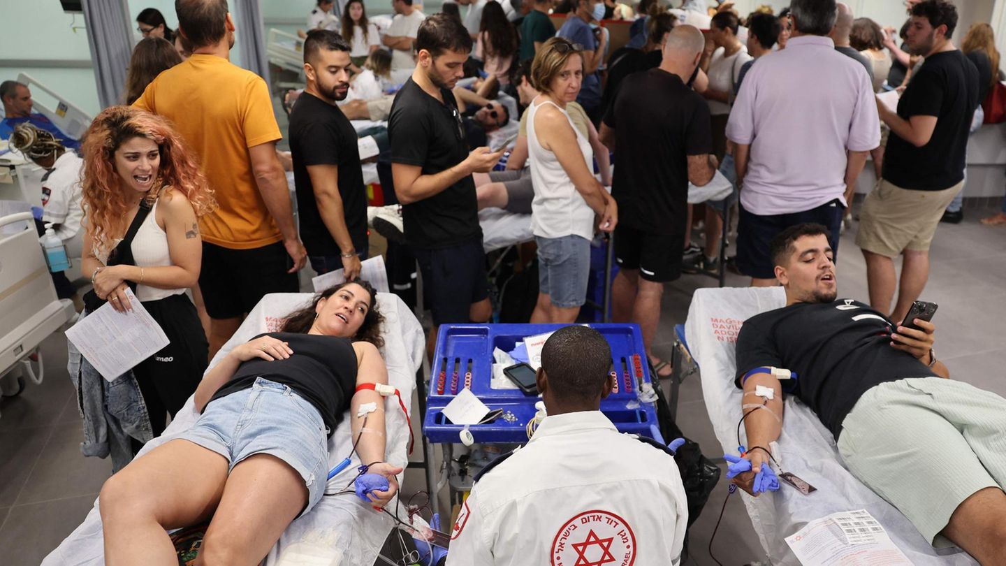 Menschen in Israel spenden Blut