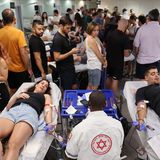 Menschen in Israel spenden Blut