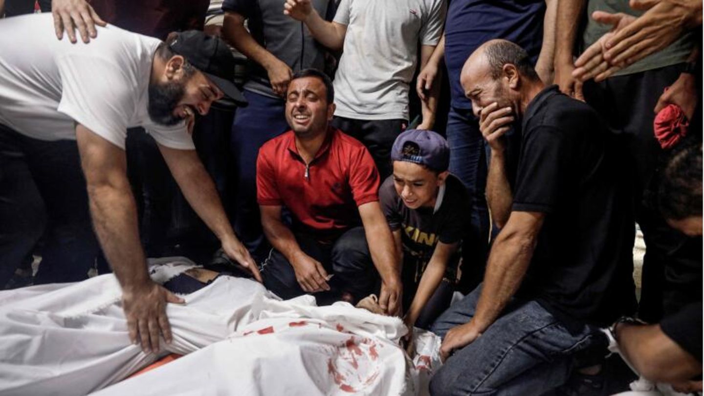 In Gaza trauern Familienmitglieder um militante Palästinenser, die beim Angriff auf Israel ums Leben gekommen sind