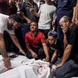 In Gaza trauern Familienmitglieder um militante Palästinenser, die beim Angriff auf Israel ums Leben gekommen sind