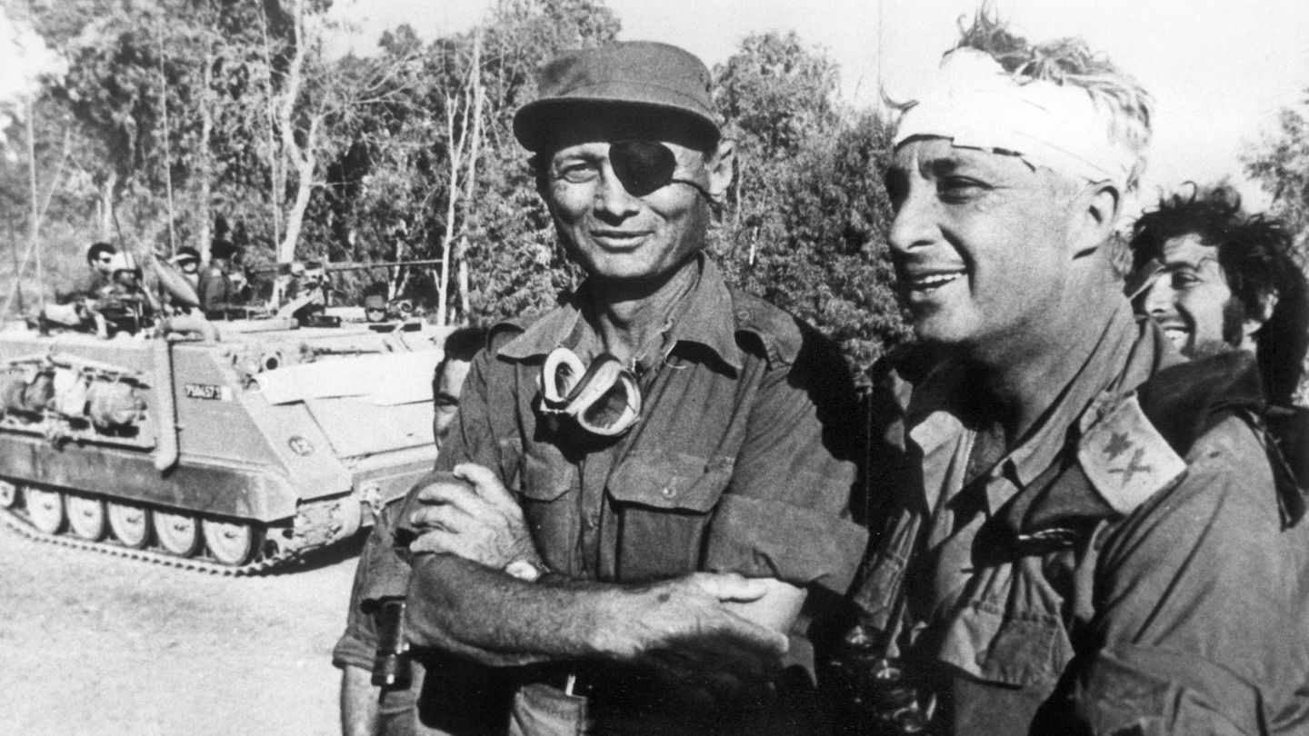 6. Oktober 1973: Israels Verteidigungsminister Mosche Dajan (l.) und Generalmajor Ariel Sharon, der später auch Premierminister wurde, nach der Überquerung des Suezkanals nach der israelischen Gegenoffensive im Oktober 1973 Israels Verteidigungsminister Mosche Dajan (l.) und Generalmajor Ariel Sharon, der später auch Premierminister wurde, nach der Überquerung des Suezkanals nach der israelischen Gegenoffensive im Oktober 1973