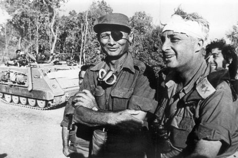 Israels Verteidigungsminister Mosche Dajan (l.) und Generalmajor Ariel Sharon, der später auch Premierminister wurde, nach der Überquerung des Suezkanals nach der israelischen Gegenoffensive im Oktober 1973