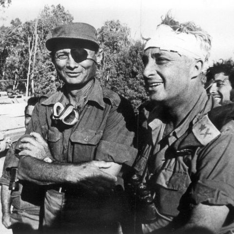 Israels Verteidigungsminister Mosche Dajan (l.) und Generalmajor Ariel Sharon, der später auch Premierminister wurde, nach der Überquerung des Suezkanals nach der israelischen Gegenoffensive im Oktober 1973