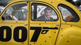 Eine Ente dekoriert mit einem Foto von James Bond