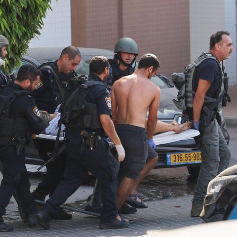 Isrealische Soldaten versorgen eine verletzte Frau in Ashkelon