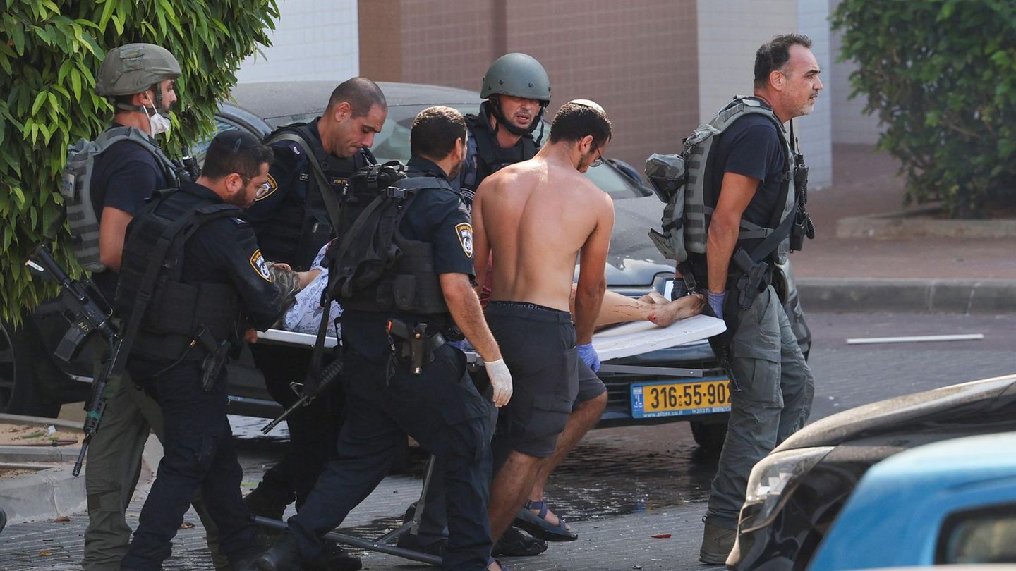 Isrealische Soldaten versorgen eine verletzte Frau in Ashkelon
