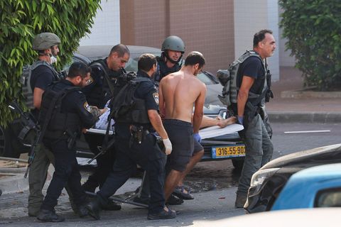Isrealische Soldaten versorgen eine verletzte Frau in Ashkelon