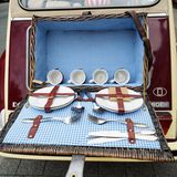 Ente mit einem Picknikkoffer im Kofferraum