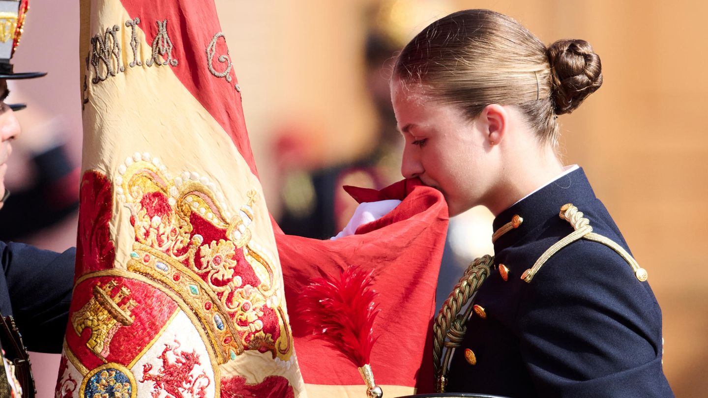 Kronprinzessin Leonor küsst bei der Zeremonie die spanische Flagge