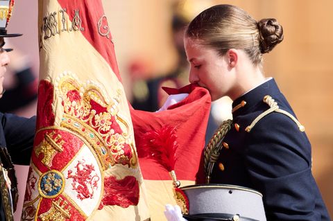 Kronprinzessin Leonor küsst bei der Zeremonie die spanische Flagge