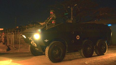 Angehörige der Armee Ecuadors vor der Haftanstalt Guayas 1