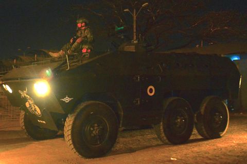 Angehörige der Armee Ecuadors vor der Haftanstalt Guayas 1