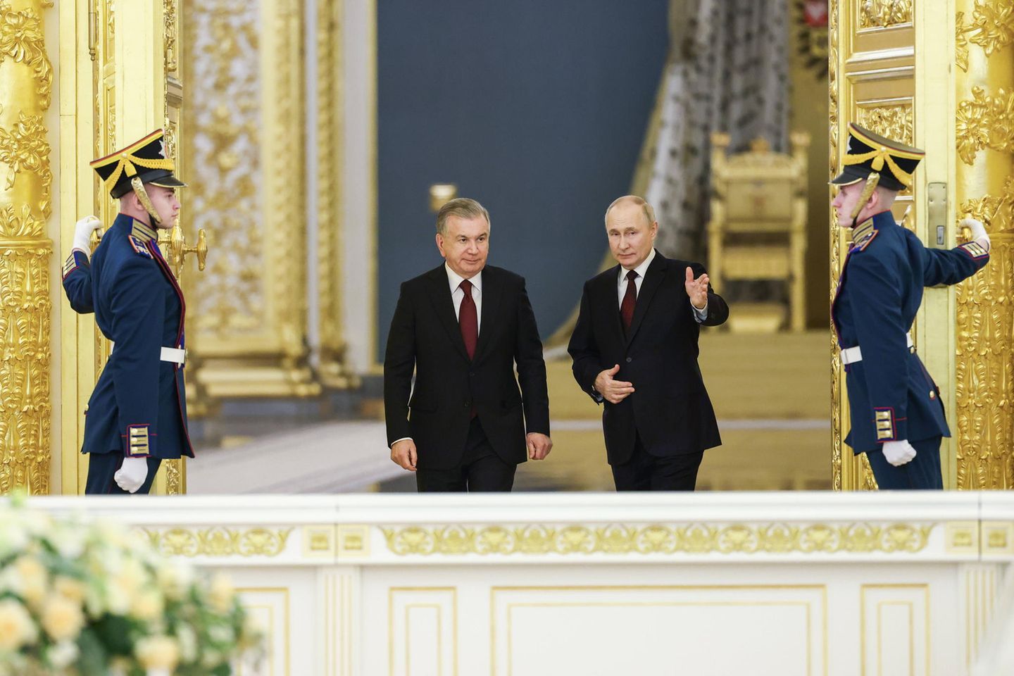 Mehr als zwei Jahre später führt Putin immer noch Krieg in der Ukraine. Russland ist international isoliert wie nie zuvor. Gegen kein anderes Land der Welt wurden so viele Sanktionen verhängt wie gegen das Reich, das er erschaffen hat. Und so ist Putin gezwungen die wenigen Verbündeten zu hofieren, die ihm verblieben sind. Am Tag vor seinem 71. Geburtstag am 7. Oktober empfing er in den goldgeschmückten Hallen des Kremls den Machthaber Usbekistans Schawkat Mirsijojew. Wenigen Wochen zuvor war der russische Diktator gezwungen, den langjährigen Verbündeten Russlands Armenien fallen zu lassen – um die brüchigen Beziehungen zu der Türkei nicht zu gefährden. Mehr dazu lesen Sie in diesem Artikel: "Aserbaidschan verpasst Putin eine Ohrfeige – doch seine Propaganda stürzt sich auf Armenien".