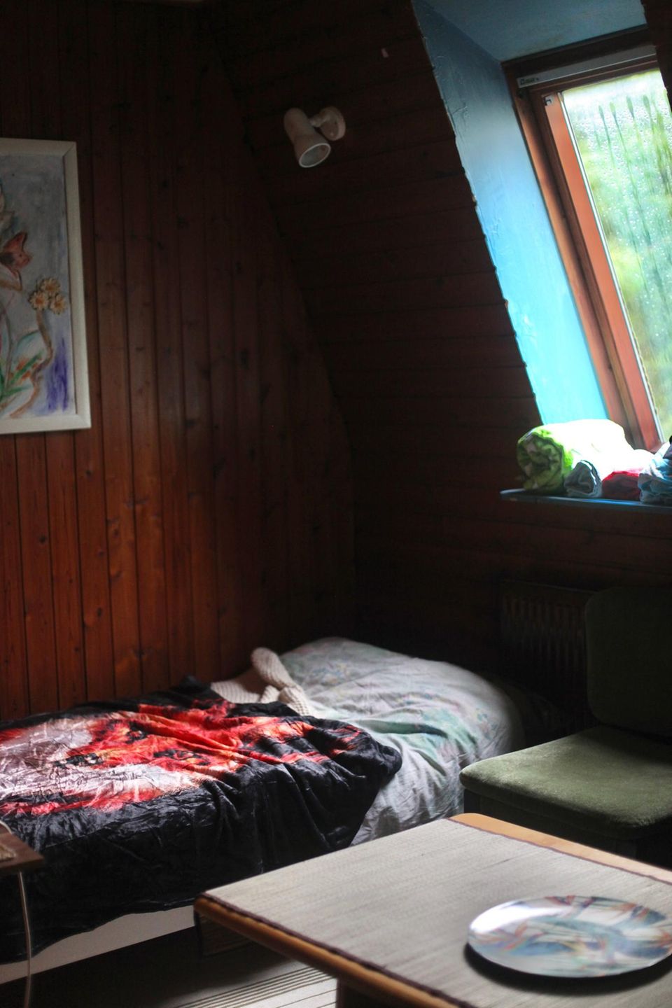 Ein Bett steht in einem Zimmer mit Holzvertäfelung an der Wand Ein Bett steht in einem Zimmer mit Holzvertäfelung an der Wand