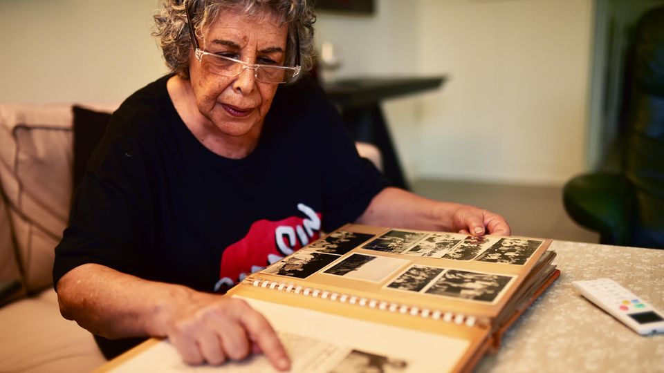 Nurit Rosenfeld mit einem Familienalbum in ihrer Wohnung in Tel Aviv