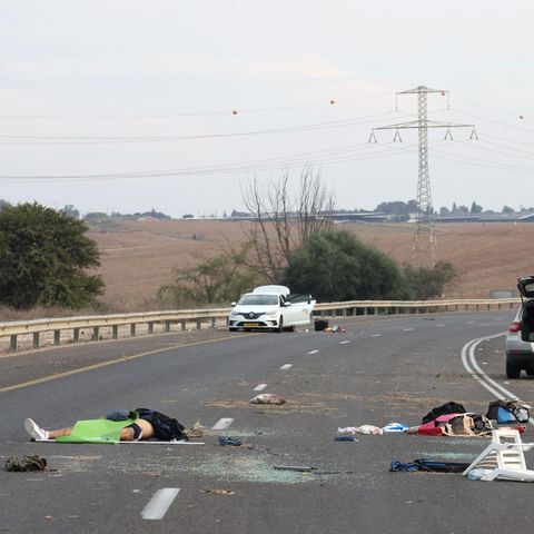 Israel: Leichen liegen am 7. Oktober 2023 auf einer Hauptstraße in der Nähe des Gevim-Kibbuz
