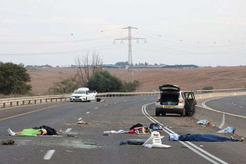 Israel: Leichen liegen am 7. Oktober 2023 auf einer Hauptstraße in der Nähe des Gevim-Kibbuz