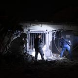 Israelische Polizisten überprüfen den Schaden einer aus dem Gazastreifen abgefeuerten Rakete in Tel Aviv.