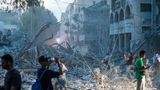 Gewalt und Angst erleben auch die Menschen in Gaza. Hier dokumentieren einige die Trümmer eines Turms, der bei einem israelischen Luftangriff in Gaza-Stadt zerstört wurde.