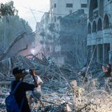 Gewalt und Angst erleben auch die Menschen in Gaza. Hier dokumentieren einige die Trümmer eines Turms, der bei einem israelischen Luftangriff in Gaza-Stadt zerstört wurde.