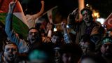 In Istanbul skandierten Menschen israelfeindliche Parolen und schwenken palästinensische Fahnen als Unterstützung der Hamas.