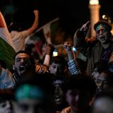 In Istanbul skandierten Menschen israelfeindliche Parolen und schwenken palästinensische Fahnen als Unterstützung der Hamas.