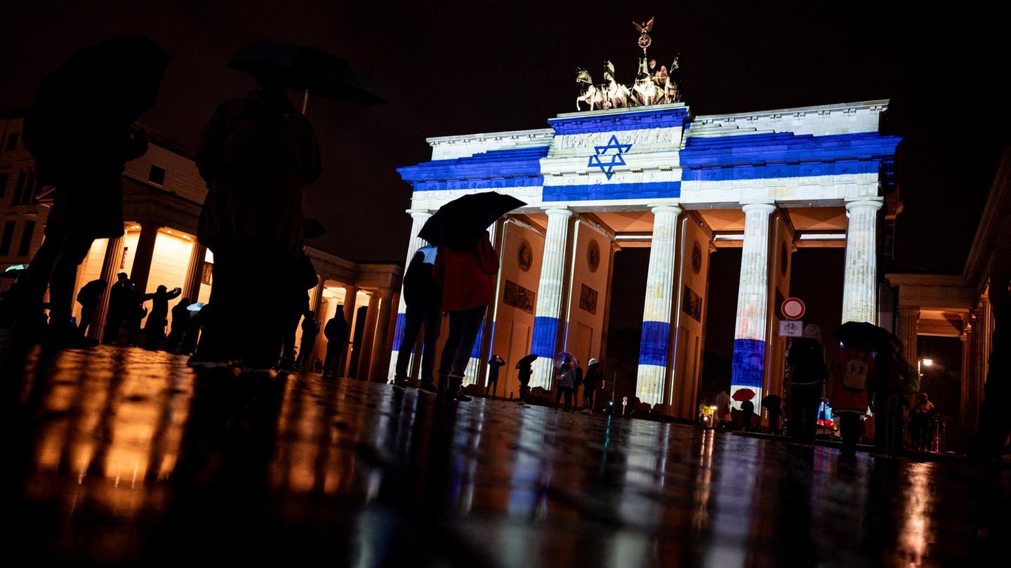 Israel erfährt Solidarität in aller Welt. Das Foto zeigt eine Projektion der israelischen Flagge am Samstagabend am Rande des Festival of Lights in Berlin.
