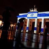 Israel erfährt Solidarität in aller Welt. Das Foto zeigt eine Projektion der israelischen Flagge am Samstagabend am Rande des Festival of Lights in Berlin.