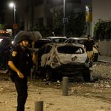 Ein Polizist in Tel Aviv neben ausgebrannten Autos. Unter anderem hier schlug eine Rakete der Hamas aus Gaza ein. Der Angriff aus dem Küstenstreifen der Palästinensischen Autonomiegebiete am Samstag war massiv, Israel wurde geradezu überrumpelt.