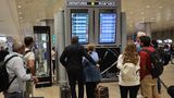 Menschen am Ben Gurion Airport in Tel Aviv