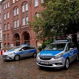 Doch unter den Jüdinnen und Juden herrscht auch Angst vor Übergriffen: Polizeifahrzeuge sichern in Berlin eine Synagoge. Am Samstagabend kam es in der deutschen Hauptstadt zu Hass-Demos und Angriffen auf Polizisten von Sympathisanten der Hamas.