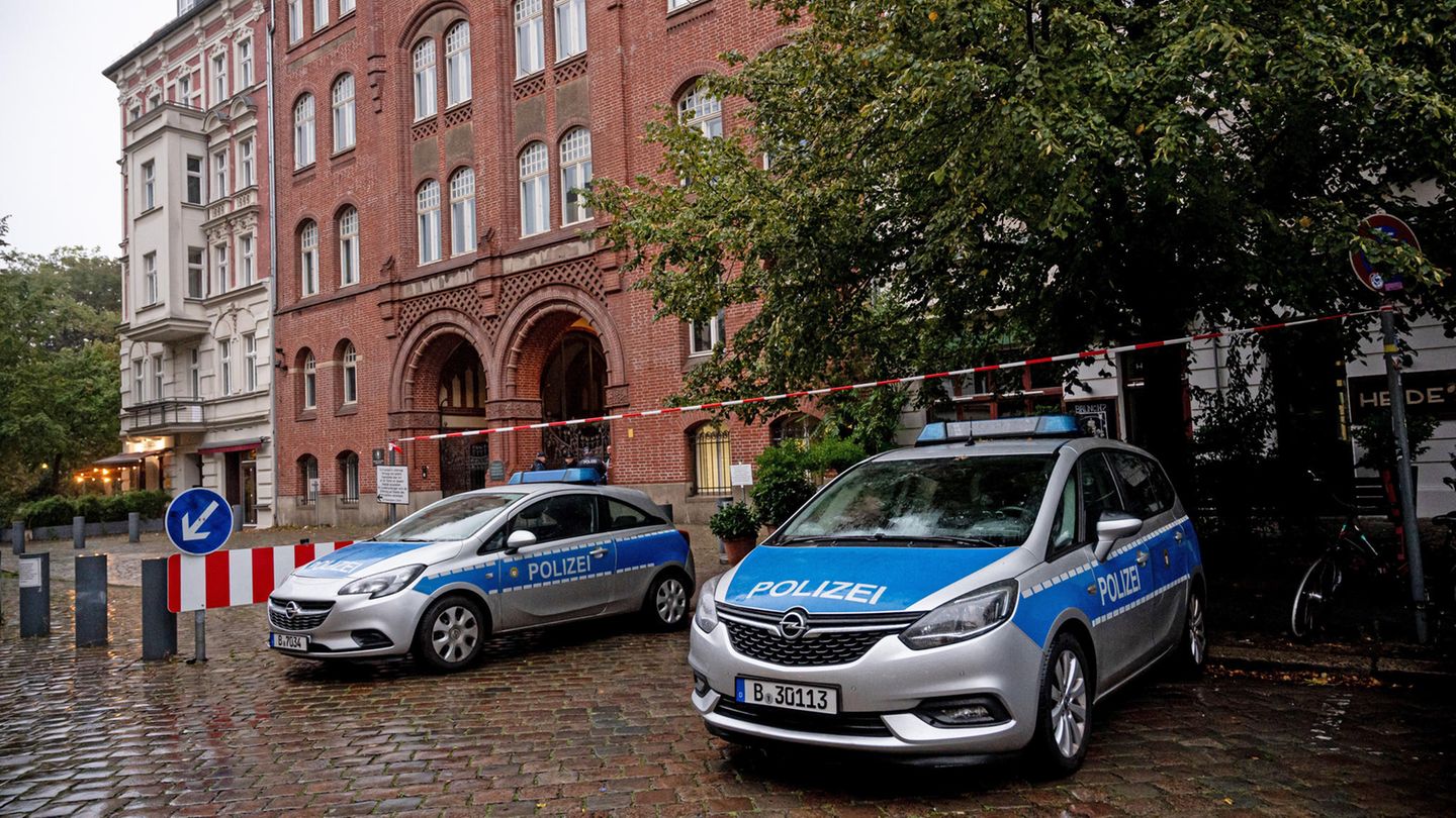 Doch unter den Jüdinnen und Juden herrscht auch Angst vor Übergriffen: Polizeifahrzeuge sichern in Berlin eine Synagoge. Am Samstagabend kam es in der deutschen Hauptstadt zu Hass-Demos und Angriffen auf Polizisten von Sympathisanten der Hamas.