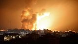 Israel reagiert mit Vergeltung und sieht sich in einem Kampf ums Überleben. Das Foto zeigt Feuer nach einem Luftangriff auf Gaza.