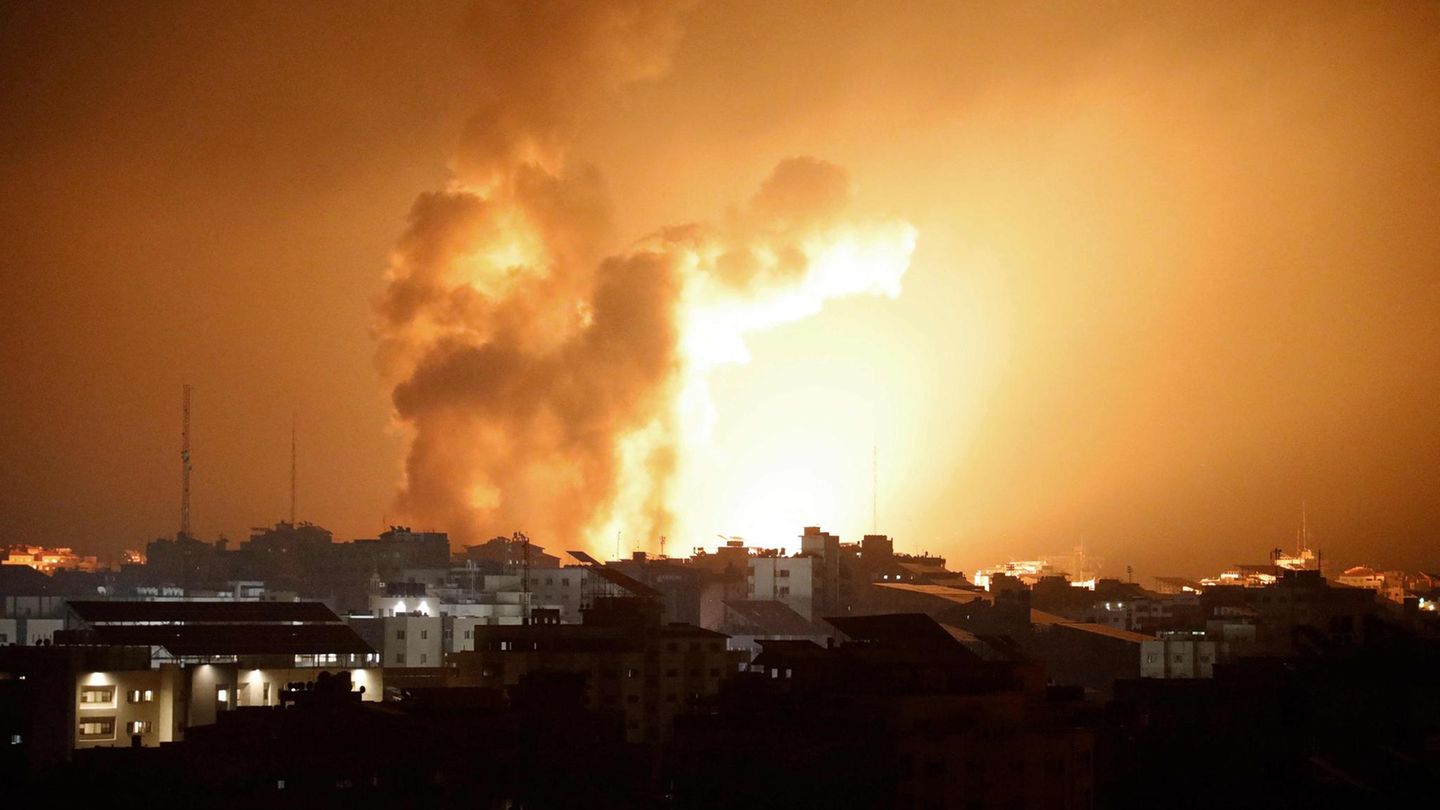 Israel reagiert mit Vergeltung und sieht sich in einem Kampf ums Überleben. Das Foto zeigt Feuer nach einem Luftangriff auf Gaza.