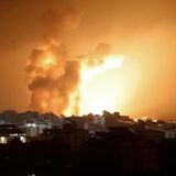Israel reagiert mit Vergeltung und sieht sich in einem Kampf ums Überleben. Das Foto zeigt Feuer nach einem Luftangriff auf Gaza.