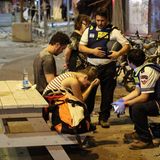 Sicherheitskräfte und Zivilisten in Tel Aviv nach einem Raketenangriff. Bislang galt die von Gaza etwa 70 Kilometer entfernte Metropole als recht sicher im seit Jahrzehnten schwelenden Nahost-Konflikt.