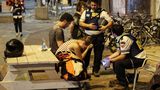 Sicherheitskräfte und Zivilisten in Tel Aviv nach einem Raketenangriff. Bislang galt die von Gaza etwa 70 Kilometer entfernte Metropole als recht sicher im seit Jahrzehnten schwelenden Nahost-Konflikt.